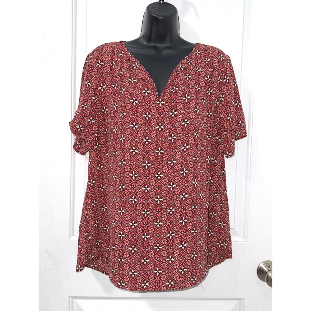 CB Established 1962 red geometric patterned design, a V-neckline, short sleeves